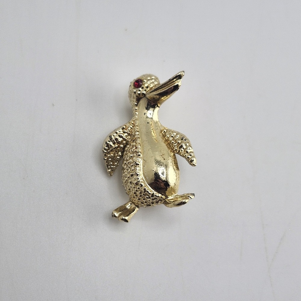 Vintage Gold Tone Penguin with Red‎ Rhinestone Eye Pin Brooch ~ Unsigned